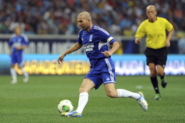 Zidane vẫn thể hiện được sự dẻo dai của mình với những pha đi bóng kỹ thuật.